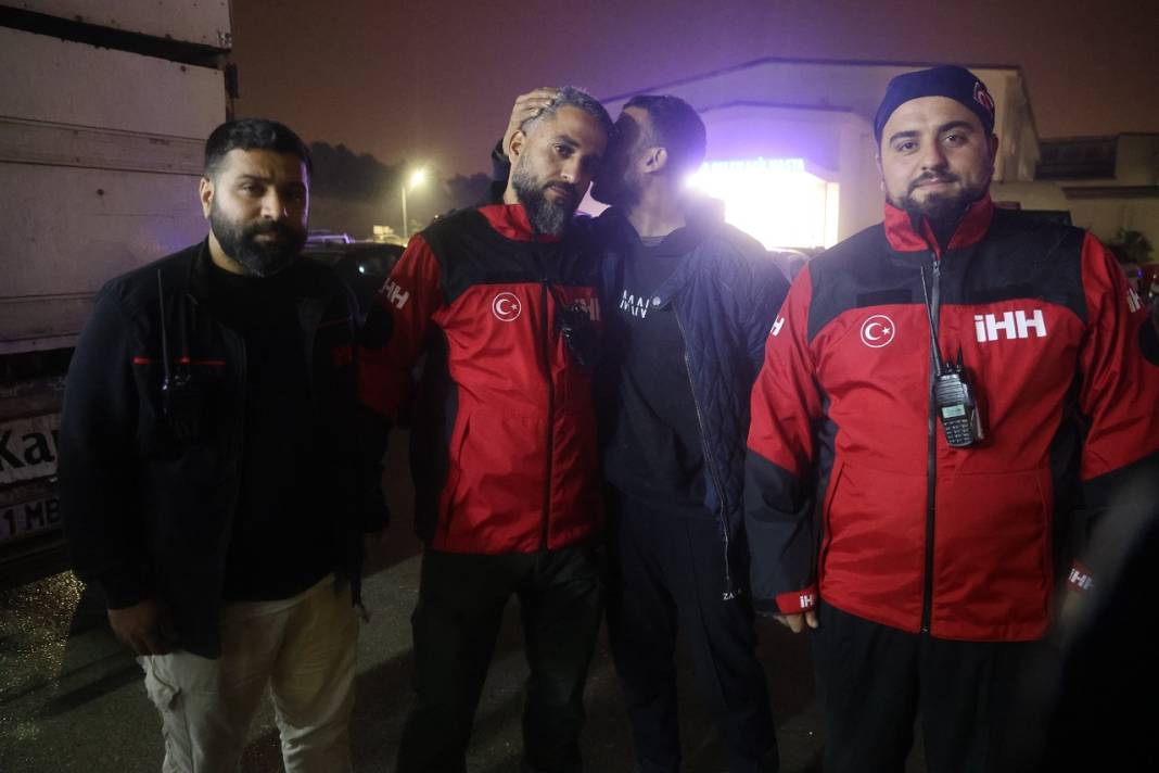 Dayısı dövüp diri diri toprağa gömmüştü: Baba, çocuğunu bulan görevliyi alnından öptü 10